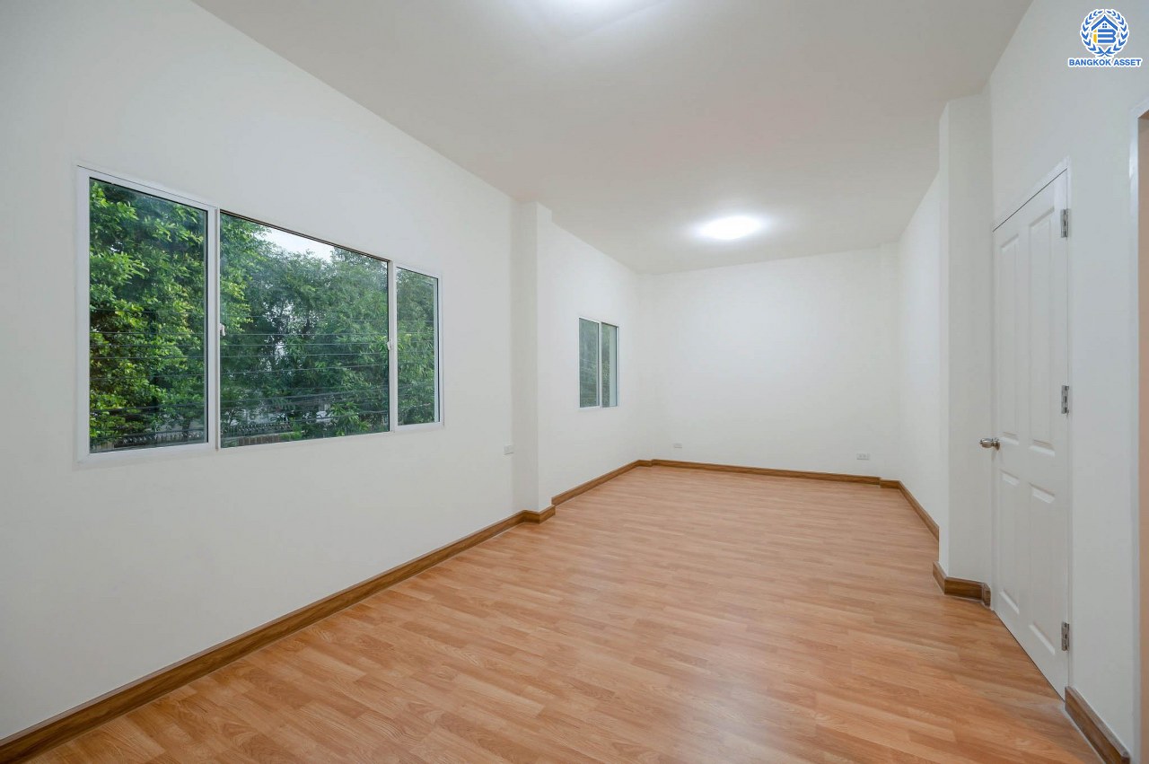 บ้านมือสองตกแต่งใหม่ โครงการ แลนซิโอ วงแหวน-ปิ่นเกล้า เนื้อที่ 37.3 ตร.ว. พื้นที่ใช้สอย 109.33 ตร.ม. พร้อมฟังก์ชัน 3 ห้องนอน 2 ห้องน้ำ จอดรถได้ 1 คัน บนทำเลเดินทางสะดวก ใกล้ถนนกาญจนาภิเษก เข้า-ออกได้หลายเส้นทาง ใกล้จุดขึ้นทางด่วน "ศรีรัช" และรถไฟฟ้าสายสีม่วง "สถานีสามแยกบางใหญ่"